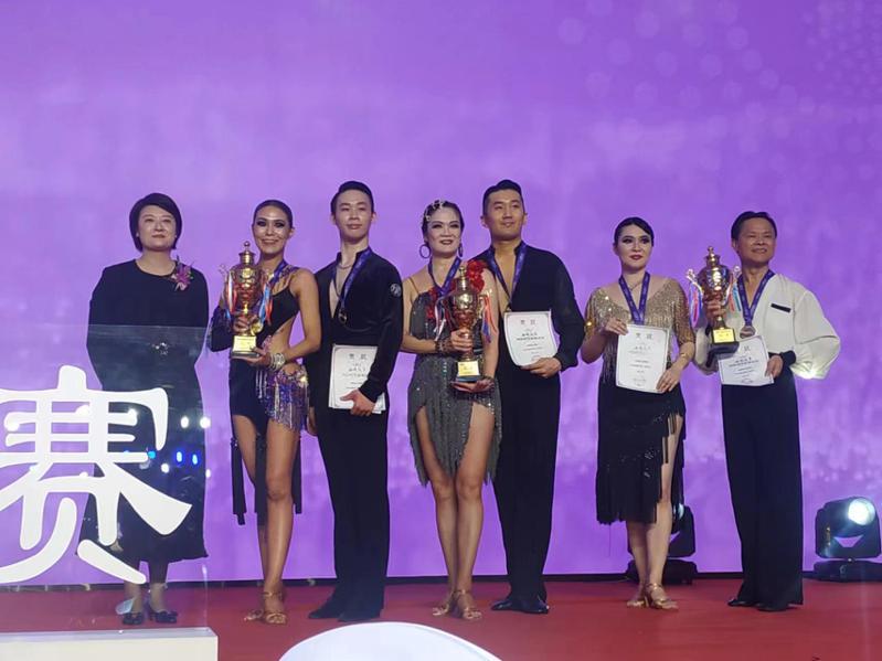 2024海峽兩岸國際標準舞聯誼賽於21日在上海前灘香格里拉大酒店舉辦。組別比賽結束後舉行頒獎典禮。（記者黃雅慧／攝影）
