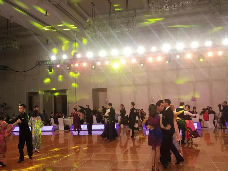 2024海峡两岸国际标准舞联谊赛于21日在上海前滩香格里拉大酒店举办。活动呈现轻松快乐氛围，比赛中段的舞会时间，活动参与者可遂入舞池跳舞。（记者黄雅慧／摄影）
