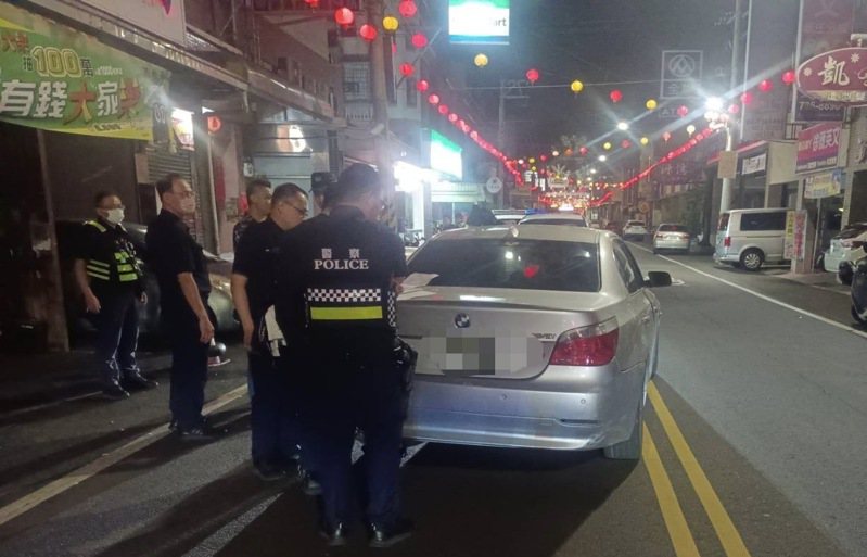 彰化警分局警网本月20日深夜飞车追逐一辆BMW轿车，分别逮获车上3名男子，并在车内起出50包毒品咖啡包。图／彰化警分局提供