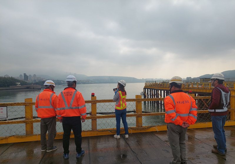 淡江大橋及其連絡道5K+000~7K+035新建工程案會同技師查核。圖／新北水利局提供