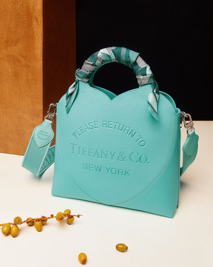 Return to Tiffany蒂芙尼藍心形小型手提包，71,000元。圖／Tiffany提供