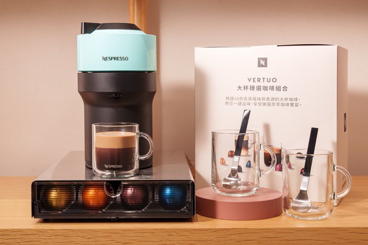 玩色創新組特價6,000元，包含VERTUO POP咖啡機、大杯臻選100顆及好禮2選1，限量30組(價值10,290元)圖／Nespresso提供
