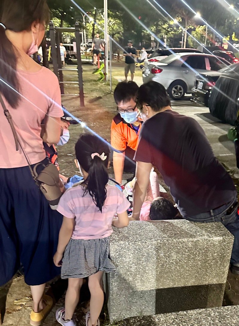 台南歸仁運動公園運動器材有許多親子一同使用，有小朋友落地時踩到石頭摔倒骨折。圖／讀者提供
