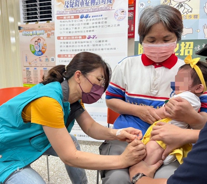 花蓮縣衛生局獲贈生技公司疫苗，即日起提供設籍花蓮經濟弱勢家庭，提供滿2個月至未滿2歲嬰幼兒可免費接種3劑。記者王思慧／攝影