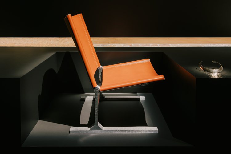 Diapason d'Hermès休閒椅，錘擊鋁材質，座椅和靠背採用無襯裡皮革。圖／愛馬仕提供