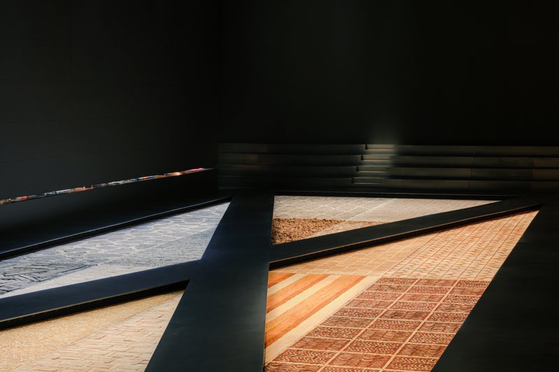 2024年米兰设计周爱马仕展出现场透过「砖块、石头、石板、木材和地层」勾勒以大地为主题的旅程。图／爱马仕提供