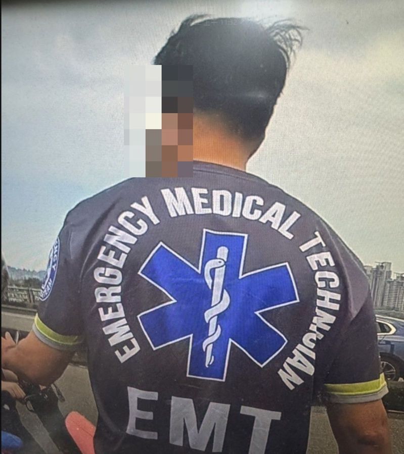 男子身穿紧急救护员EMT服装。记者黄子腾／翻摄