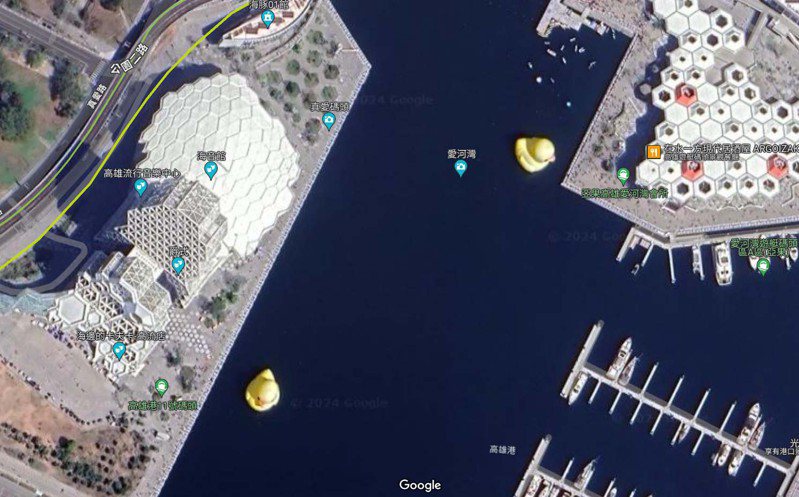 Google Map衛星圖層近日更新，在愛河出海口的高雄港可見到兩隻黃色小鴨。圖／翻攝自Google Map