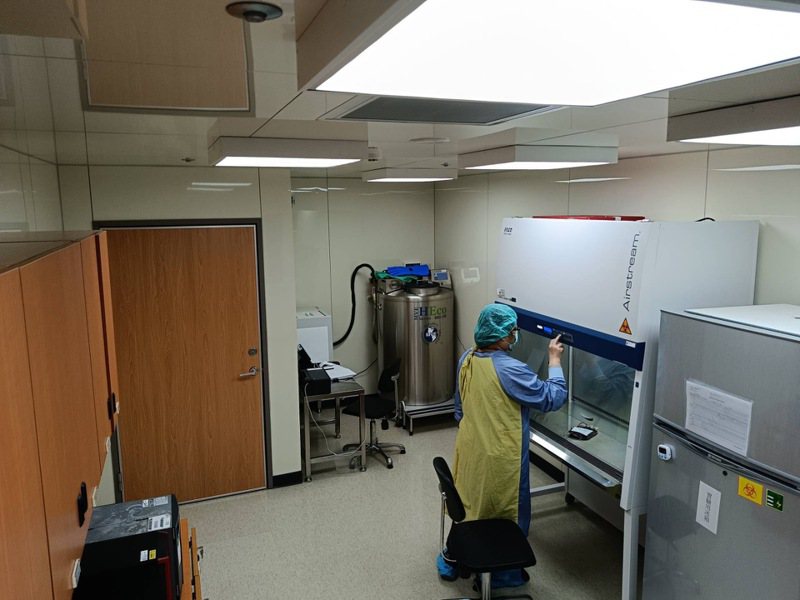 基隆长庚医院情人湖院区检验医学科周边血干细胞移植实验室。图／长庚医院提供