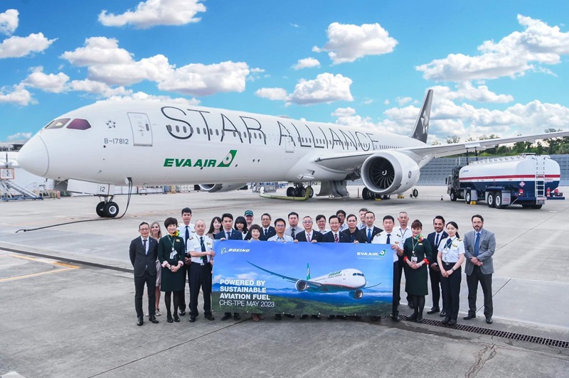 長榮航空第8架波音787-10客機是全球首架波音787-10星空聯盟塗裝客機，當時交機飛抵台灣時，就添加永續航空燃油。圖／長榮航提供
