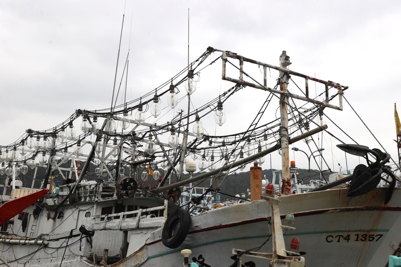 基隆市東北部的八斗子漁港邊，一艘艘漁船掛著各式的集魚燈。「只要看集魚燈，就知道這艘船是專門補什麼魚」。記者林伯東／攝影
