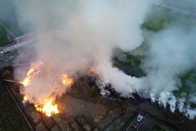 彰化县田中镇一处杂木场失火，熊熊火势令人心惊。图／民众提供