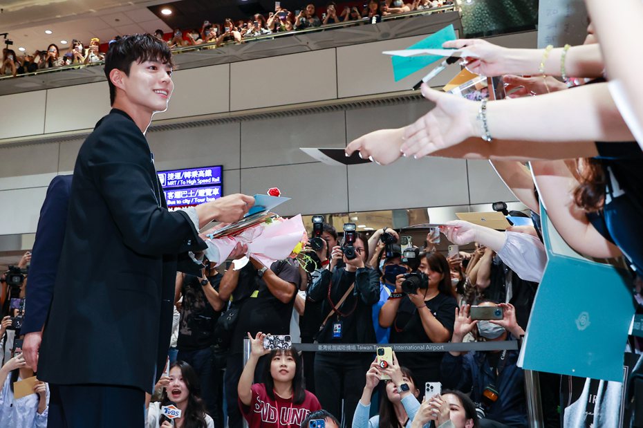 韓國男星朴寶劍一一收下粉絲準備給他的信件、禮物。記者黃仲明／攝影