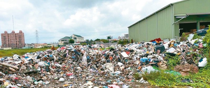 台南市近幾年亂倒廢棄物嚴重，市議員大罵是「垃圾城市」，希望能讓列管場址早日恢復原狀。圖／南市環保局提供