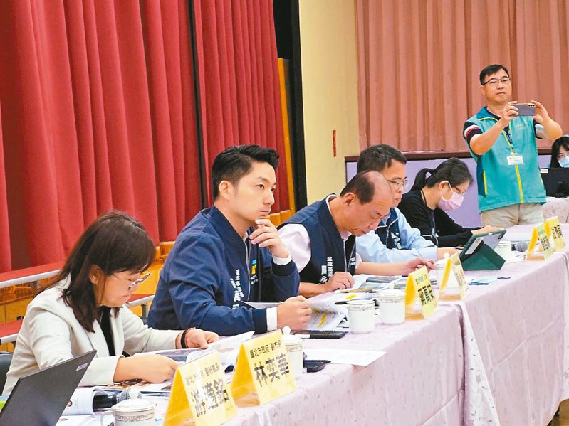 台北市長蔣萬安（左二）昨天表示，市府接下來會跨局處啟動與台智光的爭議調解。記者林麗玉／攝影