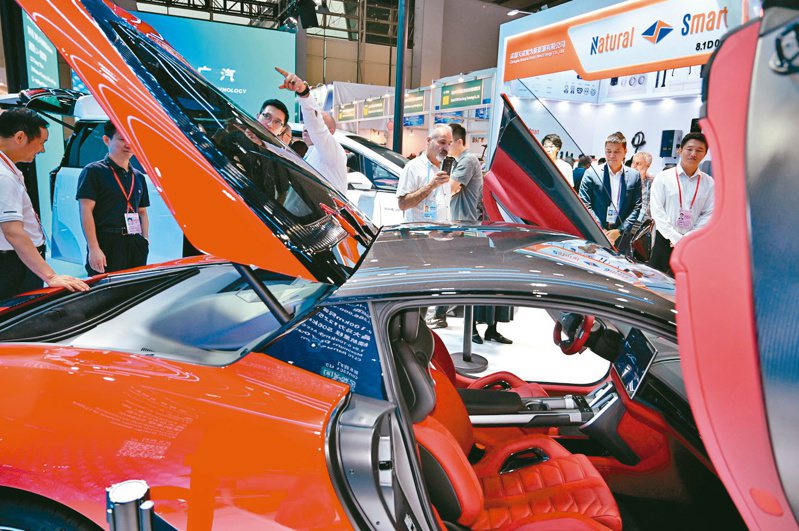廣交會中企帶來大批「緊俏貨」，圖為參展的廣汽純電超級轎跑「昊鉑SSR」吸引採購商參觀。（中新社）