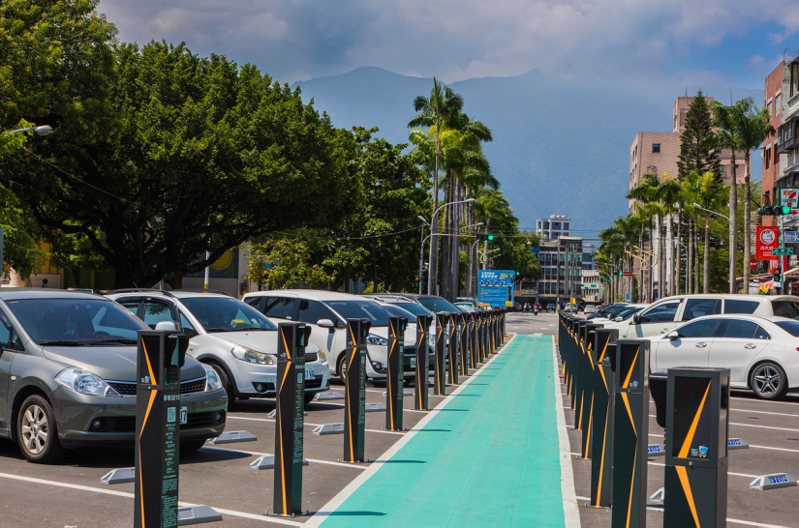 中興保全科技專為城市打造的智慧停車系統，就是以太陽能儲電及無電力線設計的智慧停車柱。中保科提供