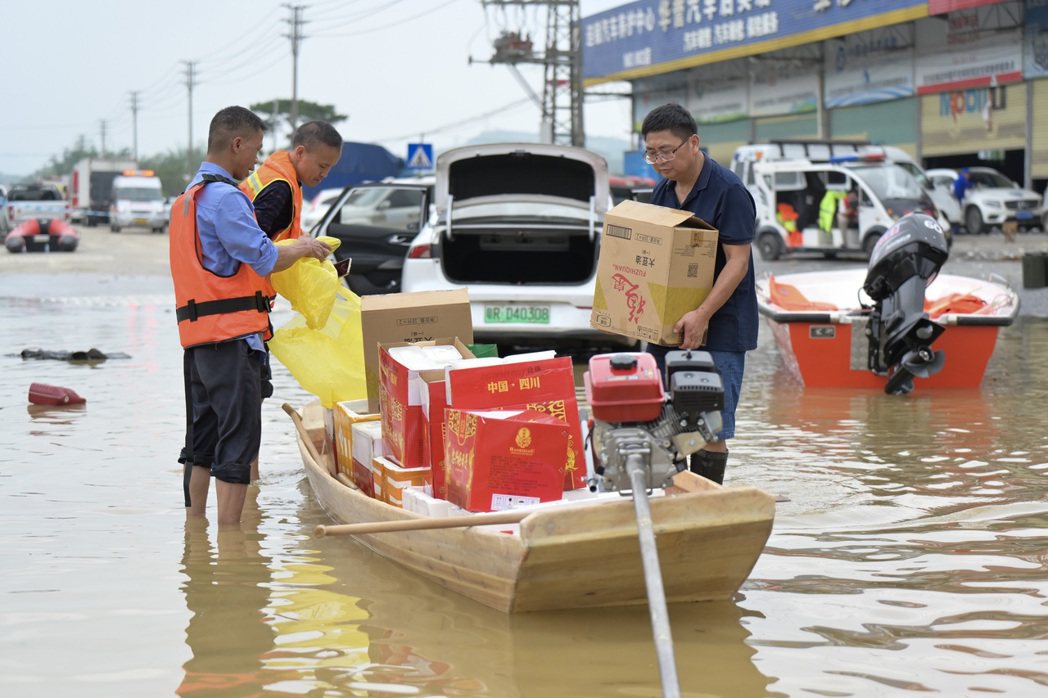 4月22日，廣東省清遠市英德市，救援人員搬運物資前往浛洸鎮。 圖／中新社