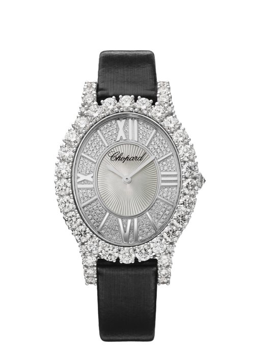 L'Heure du Diamant 腕錶，鑲鑽錶盤飾以羅馬數字時標。 圖／Chopard 提供