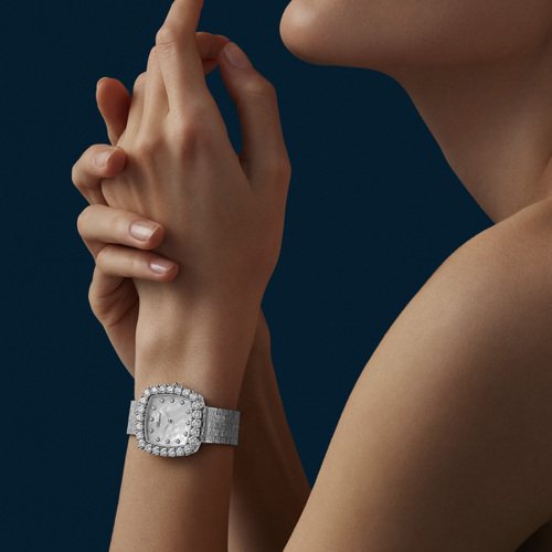 L'Heure du Diamant  18K 白金枕形腕錶，錶盤綴以 12 顆鑽石時標。 圖／Chopard 提供