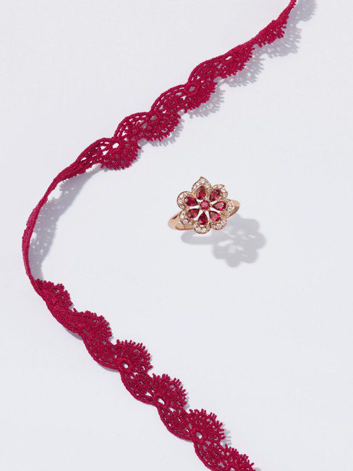 Precious Lace 戒指，鑲嵌梨形紅寶石、明亮式切割紅寶石及鑽石。 圖／Chopard 提供