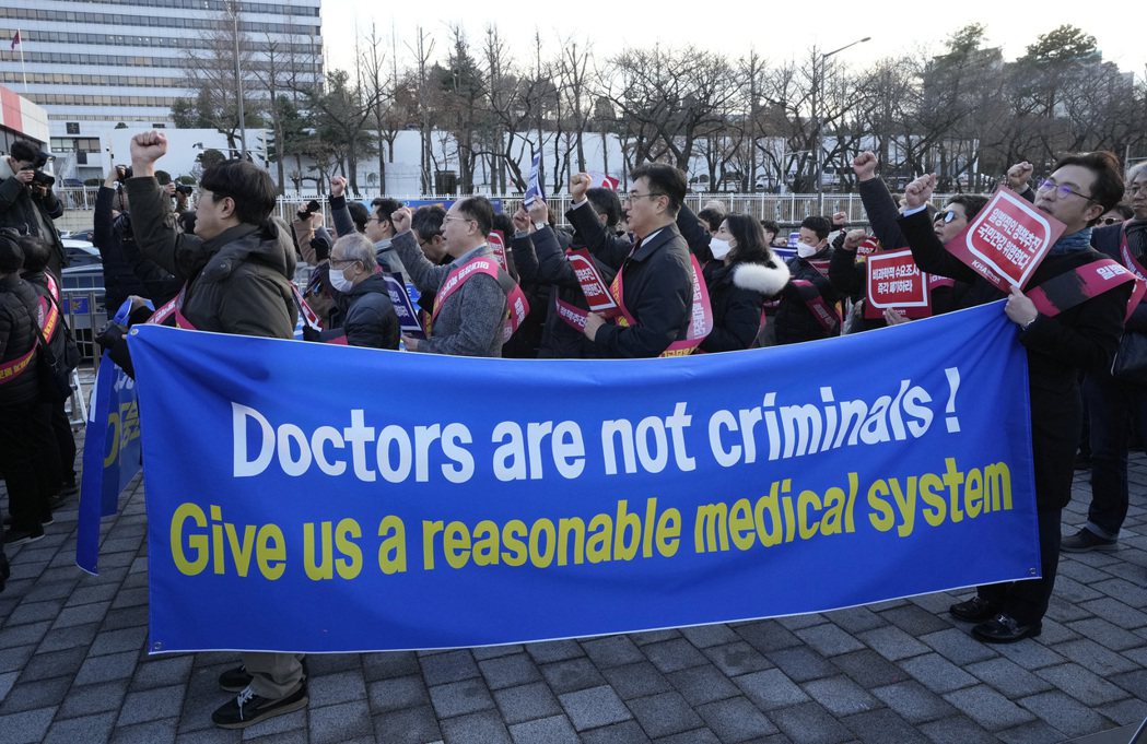 韓國醫師大罷工至今超過兩個月，基層醫師不滿衛生部門為應對高齡化人口與暴增的國民醫...
