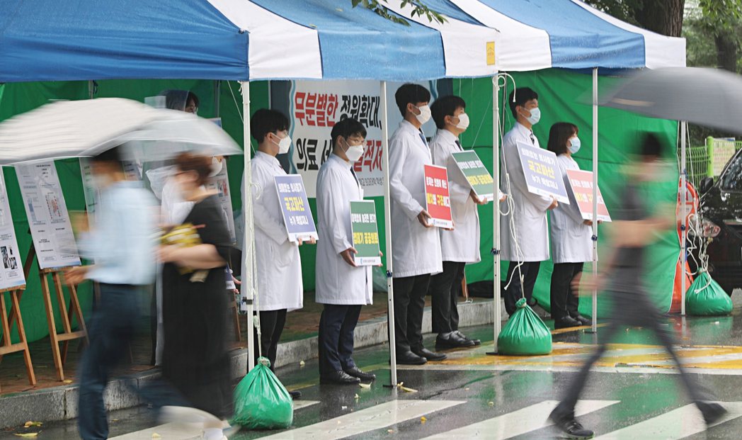 4月19日韓國總理韓悳洙表示將調整醫改方案，然而大韓醫師協會不滿內容，4月20日...