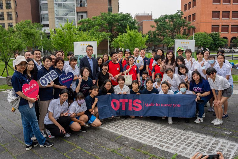 为了响应世界地球日（Earth Day），台湾奥的斯电梯（OTIS）、国际珍古德协会与中山女中22日在台大醉月湖畔合办「Let’s Greennect」活动。 记者蔡宗儒／摄影