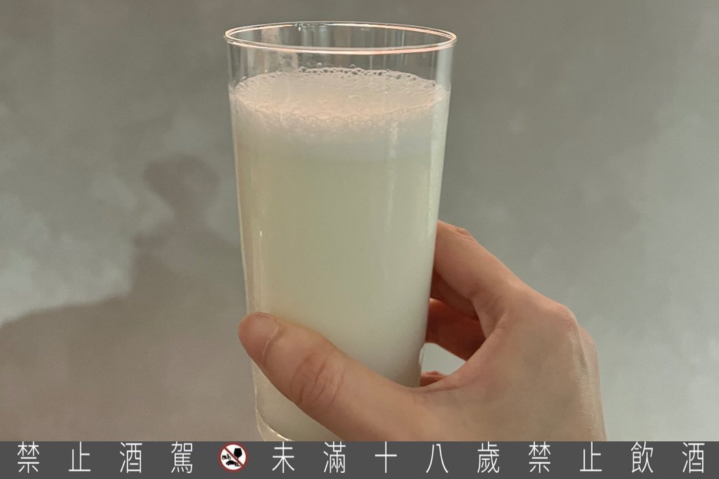 含有牛奶的酒精調飲「會館費茲」。 圖／Chris Chen提供