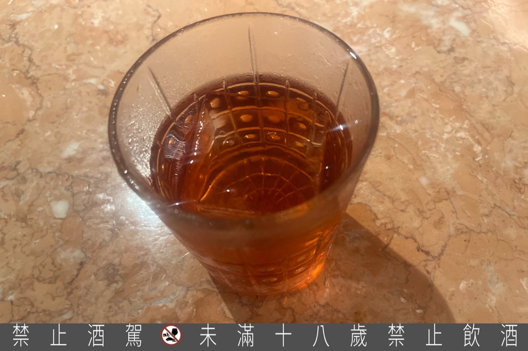 酒精調飲「草莓尼格羅尼」。
 圖／Chris Chen提供