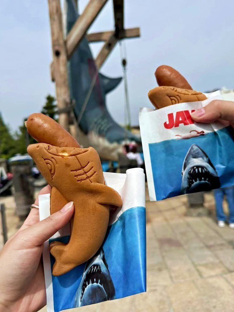 2024 大阪環球影城必吃美食推薦 1. 大白鯊熱狗
圖片來源：嘿🌟我是墨尔本宇哥呀🐶🐱 @小紅書