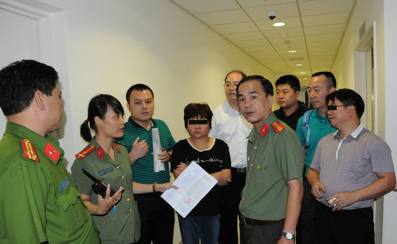 越南警方在胡志明市向大陸警方移交「獵狐行動」中抓捕的2名大陸經濟逃犯。新華社