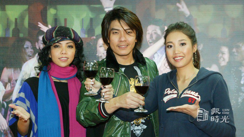 阿妹（左起）阿杜、a lin昨晚為「愛上卡門」演出成功慶功。圖／聯合報系資料照(2006/12/25  陳瑞源攝影)