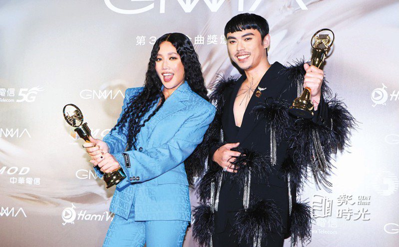 HUSH（右）勇奪本屆金曲歌王，歌后A-Lin（左）也是首次獲獎，淚喊「我等了16年」。圖／聯合報系資料照(2023/07/02  本報記者攝影)