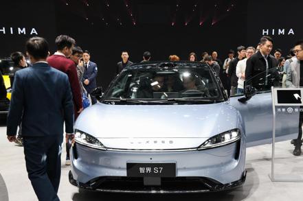 2023年11月在廣州國際車展上，華為智選車業務首款轎車「智界S7」亮相，吸引全場目光。 (新華社)