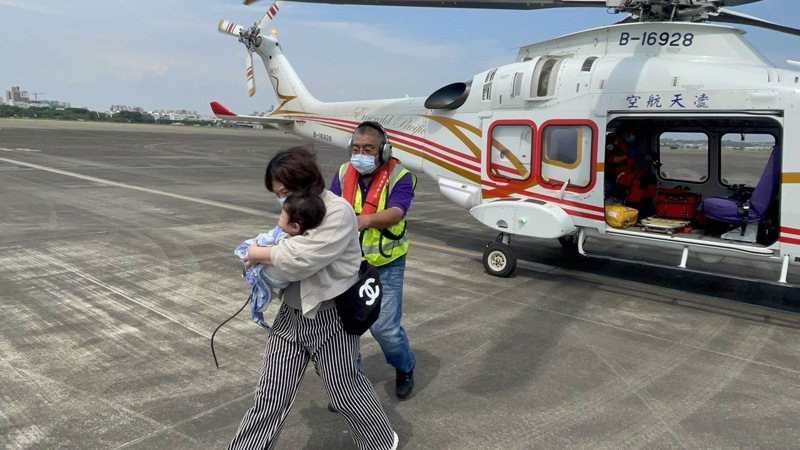 澎湖1歲女童22日在家中翻倒泡麵，導致全身10%的燒燙傷，由凌天救護醫療直升機平安後送至高雄長庚。（凌天航空提供） 中央社
