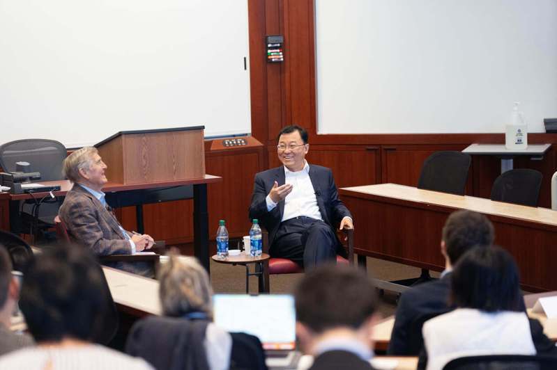 中國駐美國大使謝鋒日前在哈佛大學的一段講話在社群平台X引起多方批評。 新華社