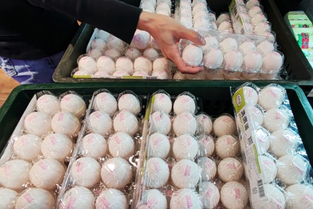台北市蛋商業同業公會理事長林天來今天表示，天氣轉熱，雞蛋銷售受影響，今天起產地價每台斤降2元，從39.5元變成37.5元，批發價25日（週四）起降2元，從49元變成47元。記者杜建重／攝影