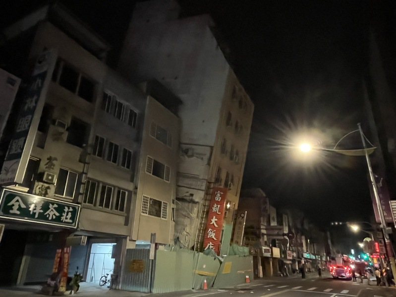 花蓮富凱飯店傾斜倒塌。記者王燕華／攝影
