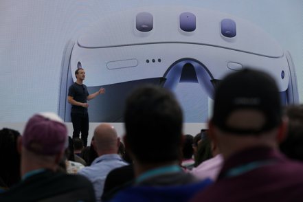 Meta執行長祖克柏（Mark Zuckerberg）去年9月在Meta活動上介紹Quest 3頭戴裝置。  美聯社