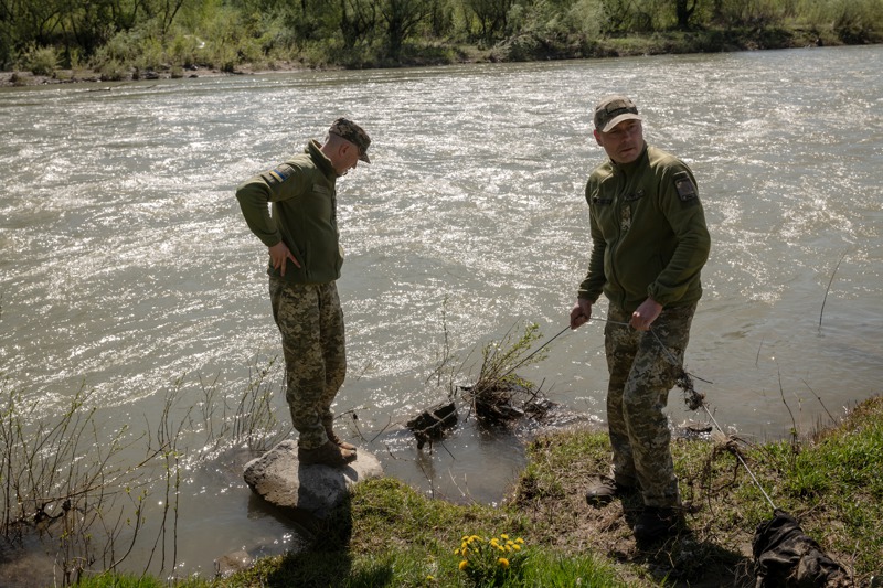 烏克蘭邊防部隊成員10日在烏克蘭和羅馬尼亞邊境的蒂薩河測量水深。圖／紐約時報