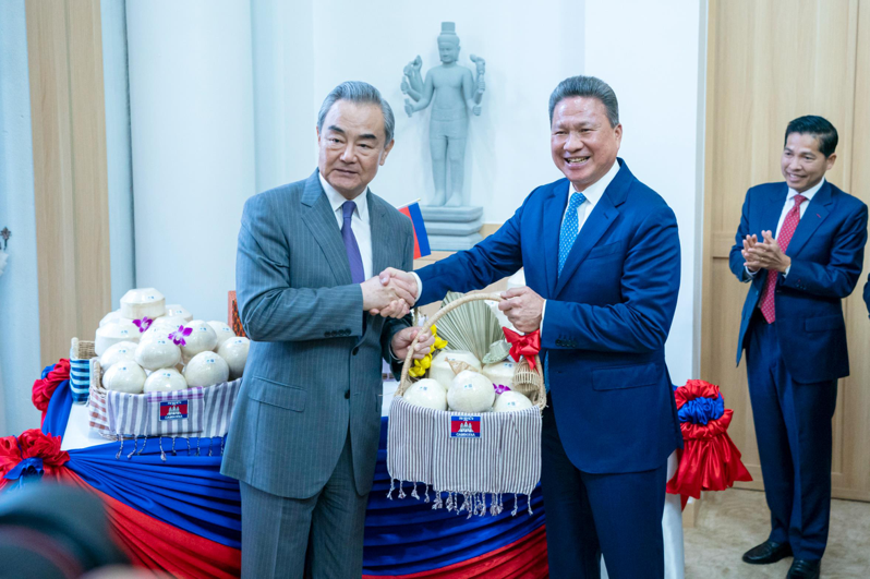 王毅22日還與柬埔寨副首相孫占托共同主持中柬政府間協調委員會第七次會議，並出席柬埔寨椰子輸華儀式。（新華社）