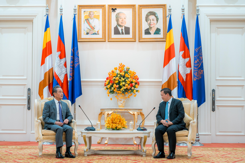 中共中央政治局委员、中央外办主任王毅22日在金边会见柬埔寨首相洪玛奈。（新华社）