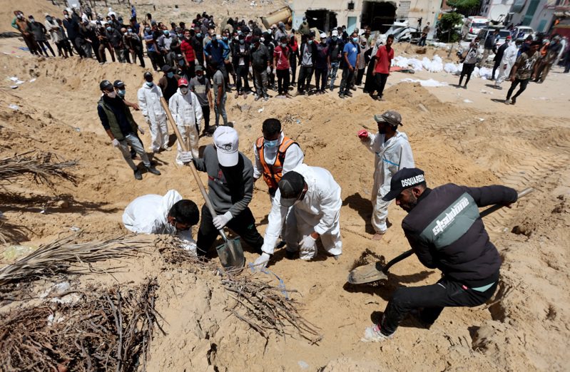 以色列國防軍4月7日撤出南加薩城市尤甘尼斯，加薩民防員工22日透露在當地納瑟醫院發現將近300具遺體的亂葬崗，部分屍體被以軍挖出來檢測DNA確認是否為人質。當地人挖掘遺體打算移入墓地。路透