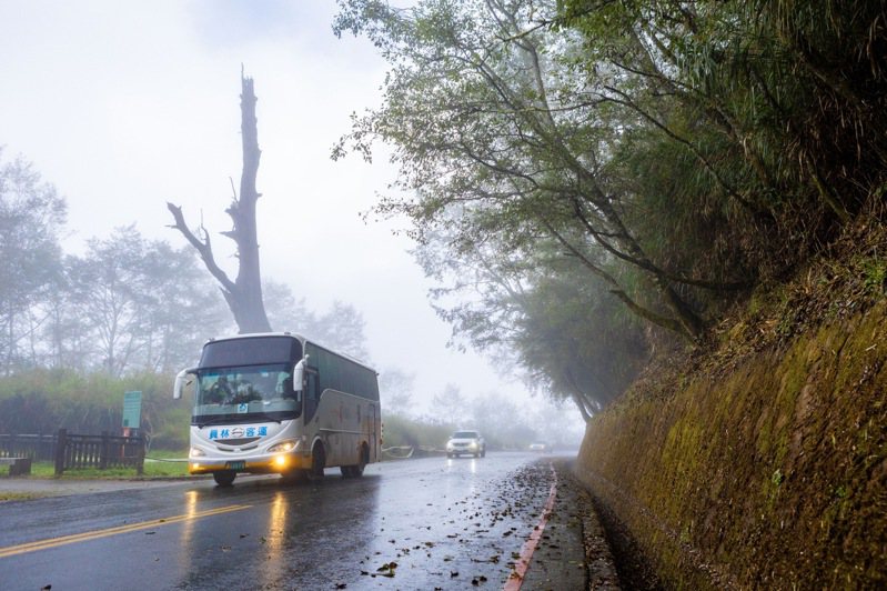 台湾好行日月潭─阿里山国旅路线，行驶于全台最美景观公路「新中横公路」，将是最接近玉山的国旅路线。图／日管处提供