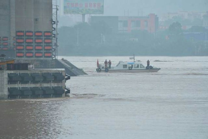 廣東佛山九江大橋22日晚有船隻撞到防撞墩後沉沒，船上11名成員中，7人獲救4人失蹤。（圖／取自《南方＋》）