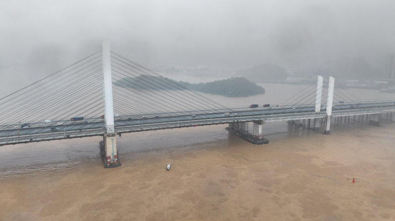 4月22日晚，一艘海船擦碰九江大桥防撞墩，经初步调查，事故是由于洪水导致船员操作失当。（新华社）