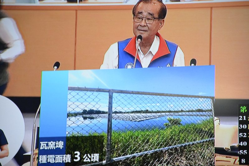台南市議員尤榮智指到處種光電，許多美景都被破壞。記者鄭惠仁／翻攝
