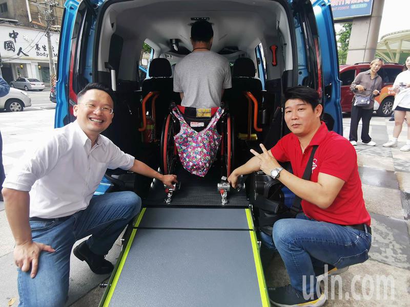 桃園市副市長蘇俊賓（左）出席台灣無障礙汽車公司成立上線，服務桃園行動不便或長者出外更加便利。記者曾增勳／攝影