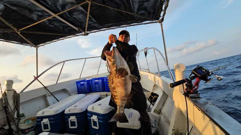 台湾钓客4月20日搭乘「协星号」娱乐渔船出海钓红𫠐，意外钓到超大石斑鱼。记者王勇超／翻摄